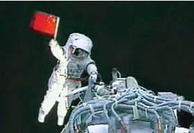 如何引导学生用牛顿第二定律解释生活中的超失重现象？