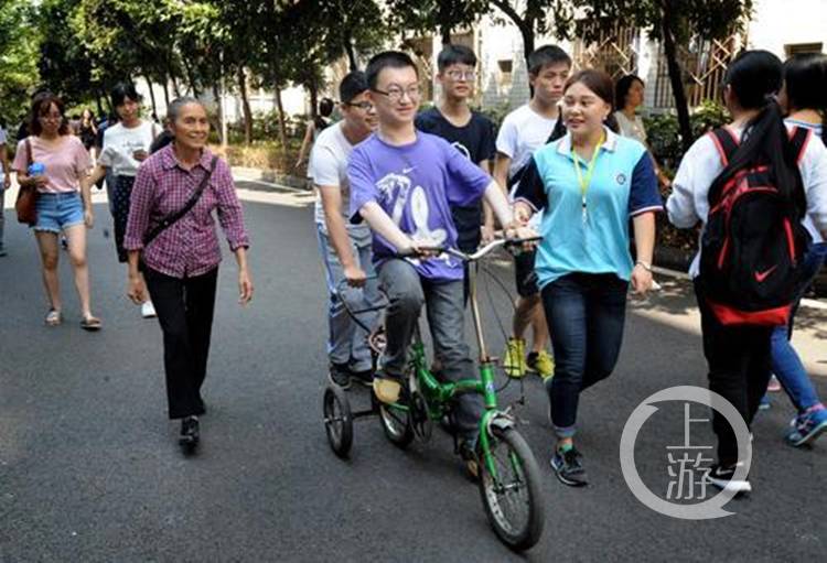 “陪读婆婆”推脑瘫孙子上学12年 终陪他圆了大学梦