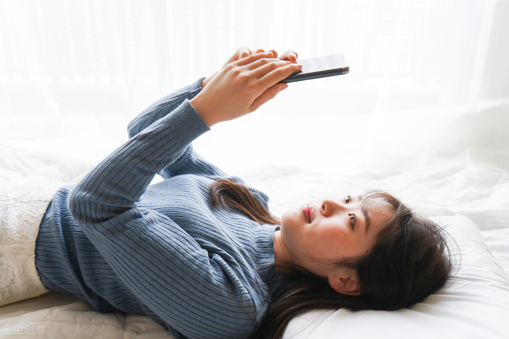 放下手机习惯性熬夜越熬越伤_沉迷游戏伤身新闻_聚会应酬要学会适可而止