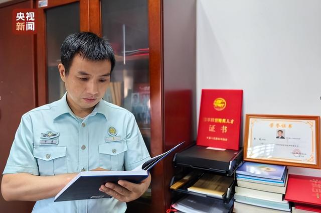 李威在查阅学术文献