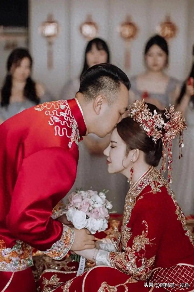 现在是人情真是薄如纸啊，我弟弟结婚，每桌2800，本都回不了