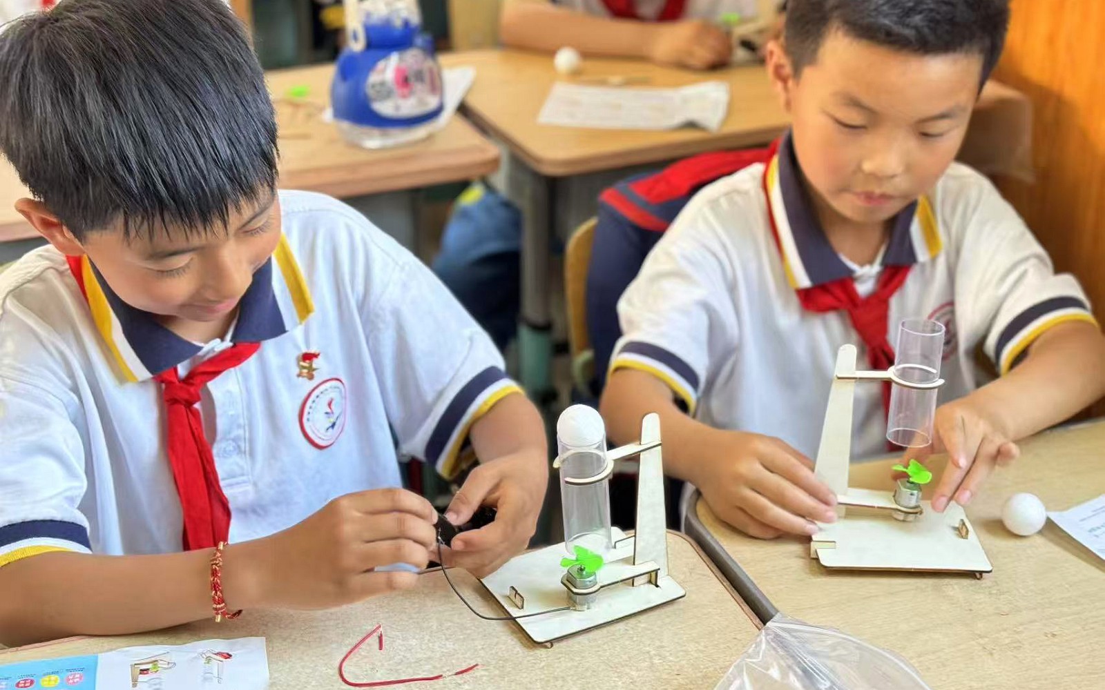  悬浮奇迹科学实验 _津滨新区科技周科普活动 _伯努利原理生活应用