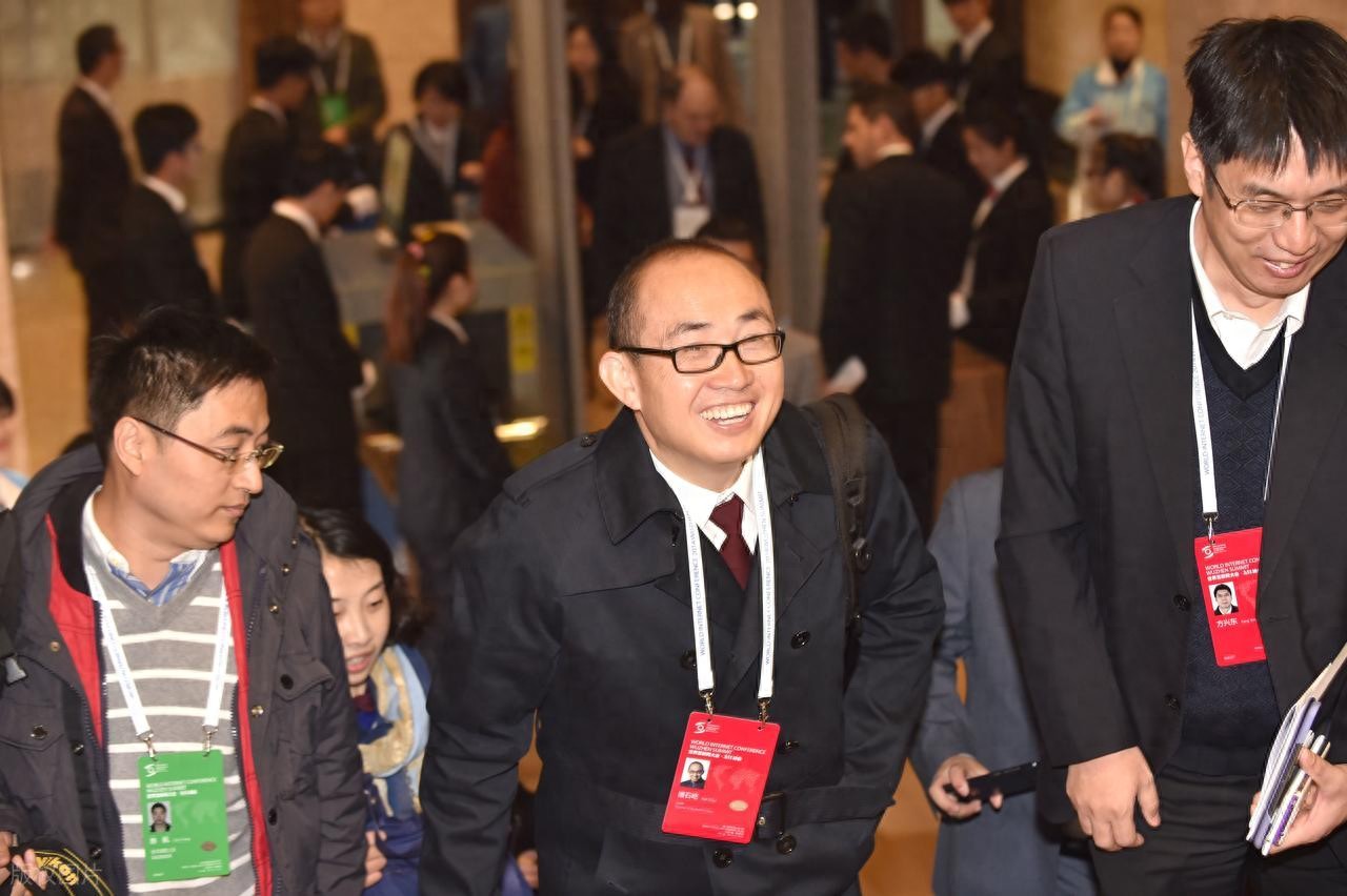 pg下载渠道 人脉的本质是价值兑换：你拼命巴结，大佬只当你透明