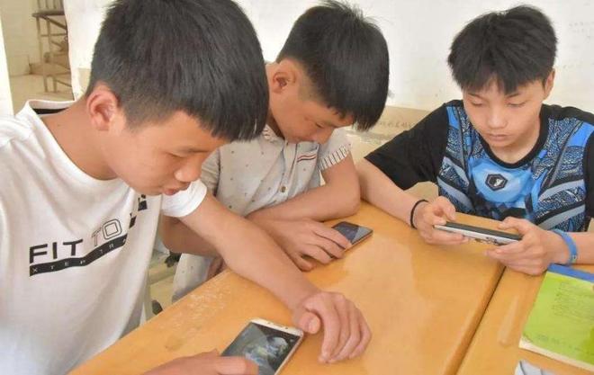 14岁女孩痴迷手机，连续玩81小时险猝死，网友：又是游戏背锅