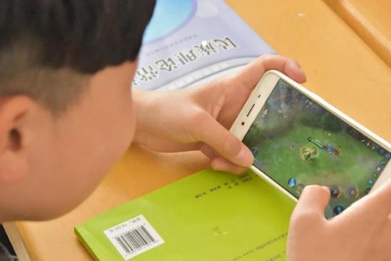 家长如何引导孩子戒掉手机瘾_沉迷网络游戏的原因_沉迷游戏伤身新闻
