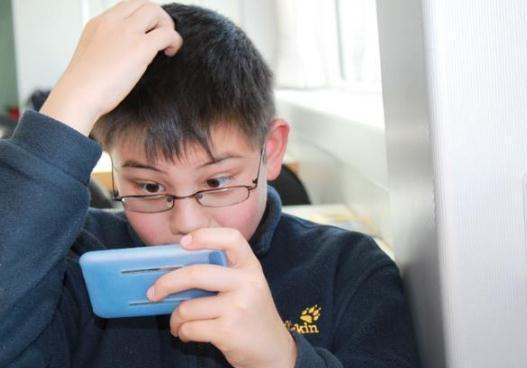 家长如何引导孩子戒掉手机瘾_沉迷游戏伤身新闻_沉迷网络游戏的原因