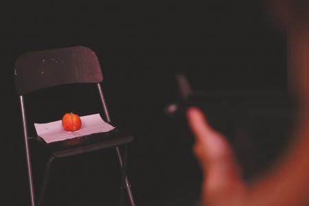 实测网红“水弹枪”：轻松打碎鸡蛋、打烂苹果