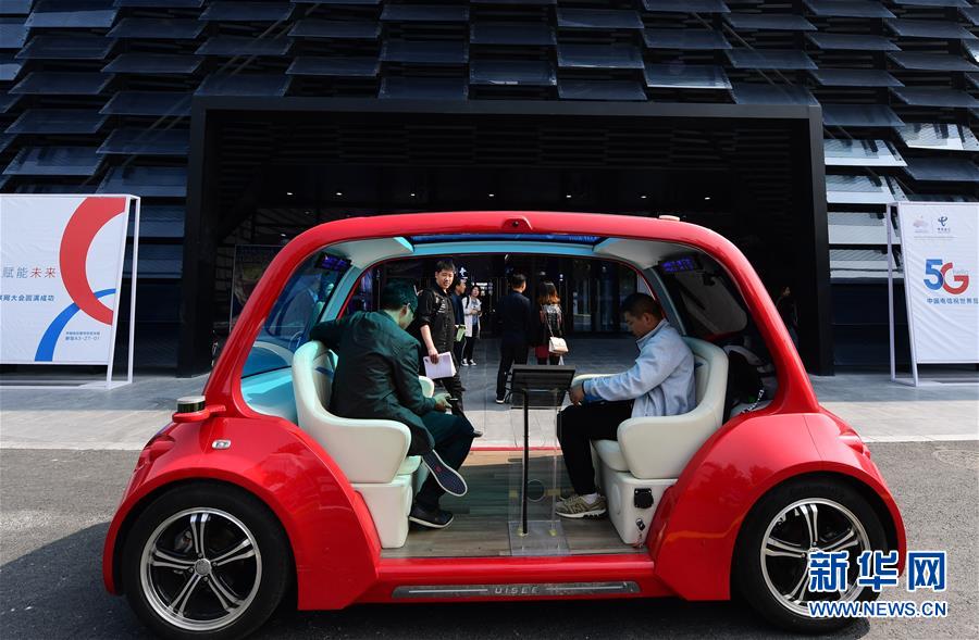 10月21日，在浙江乌镇举办的互联网之光博览会现场，新华社记者尹栋逊捕捉到了一幅5G无人驾驶体验车的画面。