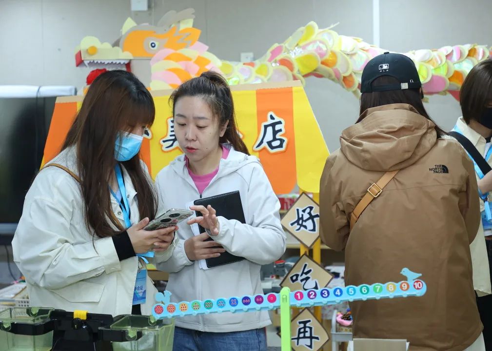 幼儿园高质量发展交流会_小班游戏专题小结_群英幼儿园自主游戏观摩