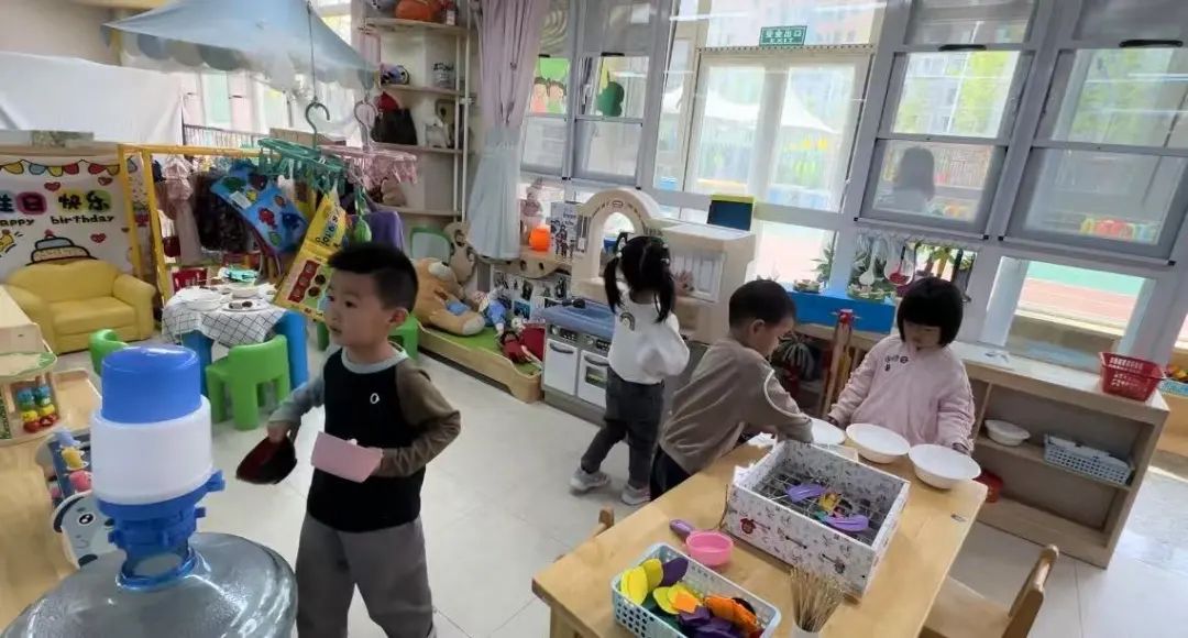 小班游戏专题小结_幼儿园高质量发展交流会_群英幼儿园自主游戏观摩