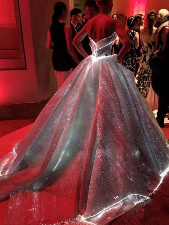  会发光的裙子设计 _生活黑科技应用_3D打印办公大楼技术 