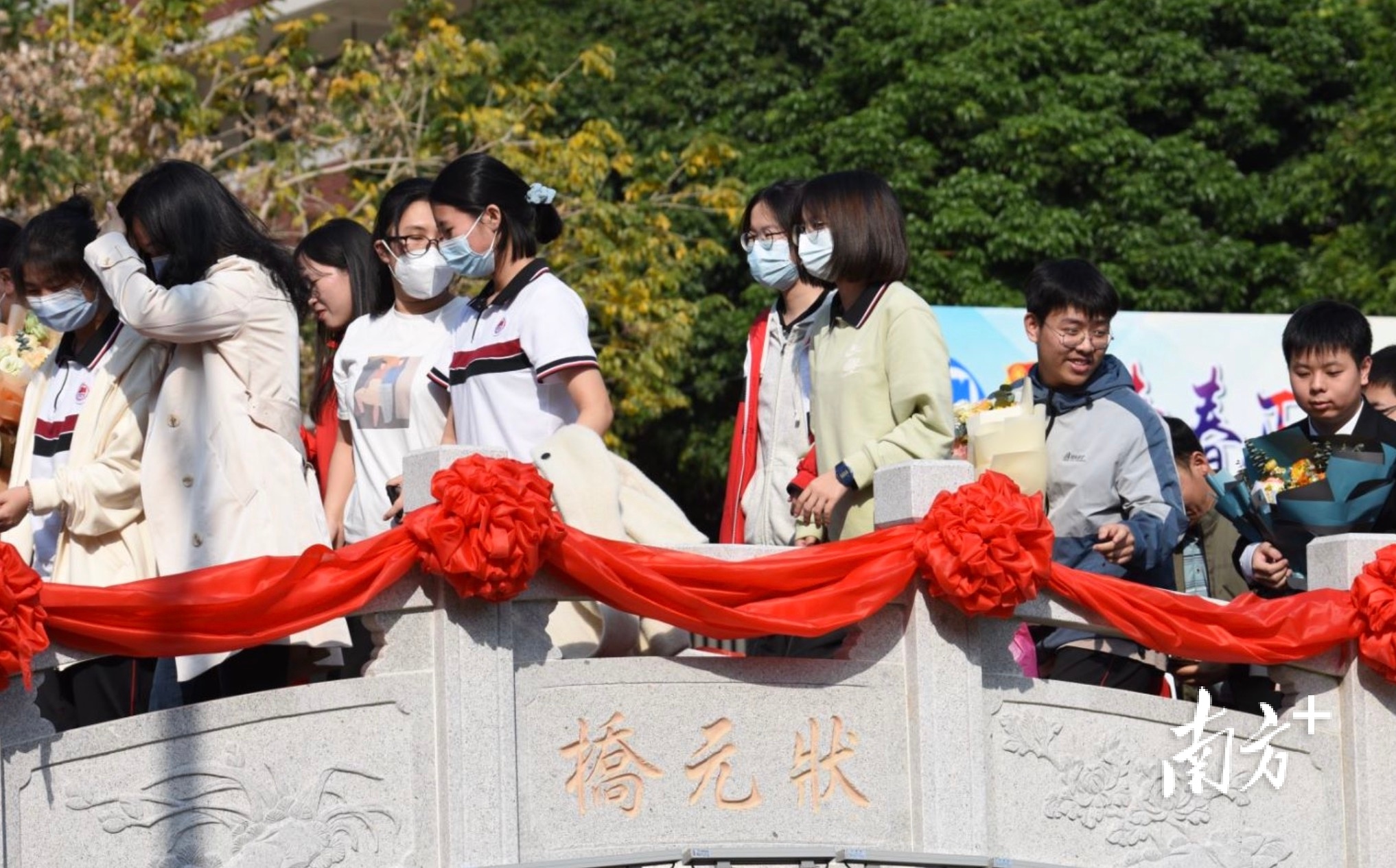 pg下载 多图|你好，18岁！为青春“加冠”，茂名一中高三学子喊出青春誓言