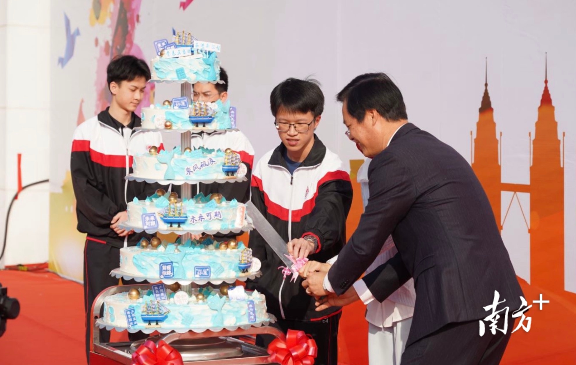 2025届茂名一中校花_茂名市第一中学成人礼_高三学子成人宣誓