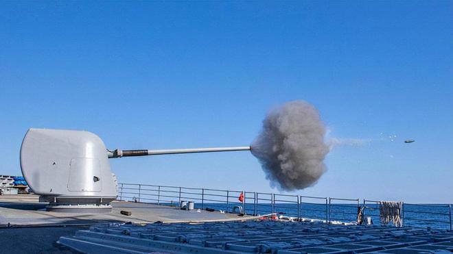 中国超级黑科技：电磁炮令敌人闻风丧胆，拥有神兵利器