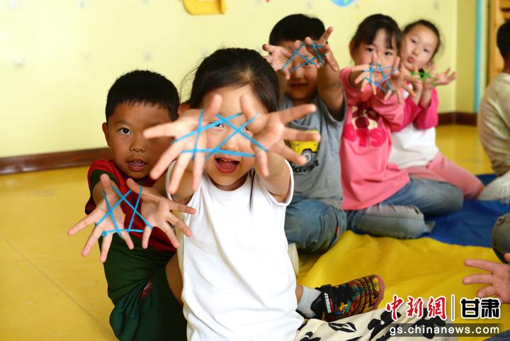 传统民间游戏幼儿园活动_大班民间游戏专题_翻花绳抓骨节教学实践