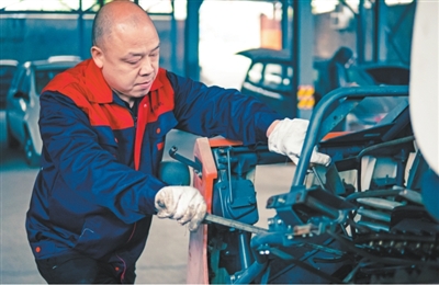 pg下载 农机上丘陵，“农民专家”也行（三夏进行时）