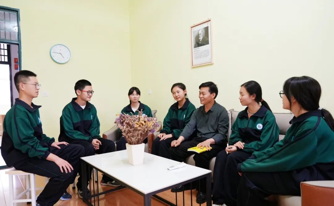 陕西省五一劳动奖章获得者殷卫中_商南县高级中学教师_商南县高级中学殷卫中五一劳动奖章