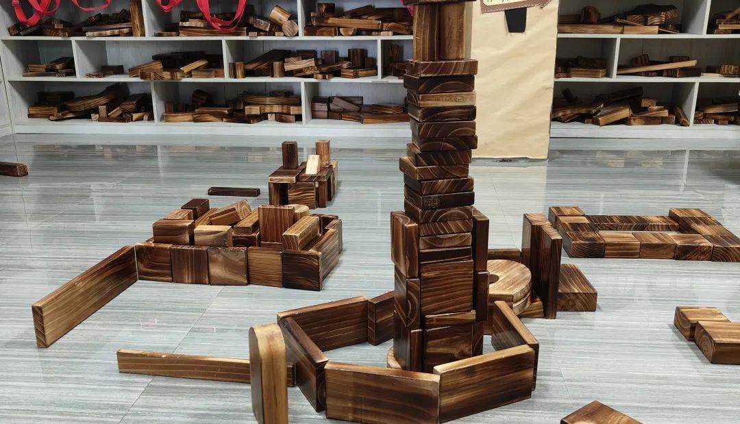 幼儿园建构游戏案例分析_幼儿游戏价值与教师反思_小班游戏专题小结