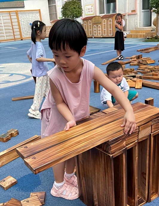 幼儿游戏价值与教师反思_小班游戏专题小结_幼儿园建构游戏案例分析