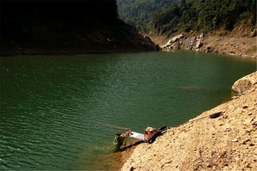 规避水底不平调漂技巧_用红虫钓鱼怎么调漂_带饵调漂法好处与弊端