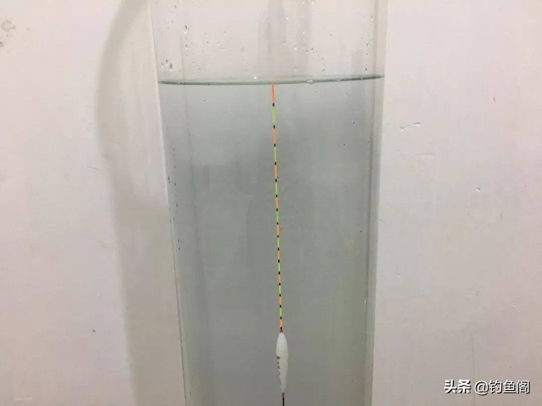 冬季野钓鲫鱼调漂_双钩到底野钓鲫鱼优势_鱼钩挂红虫调漂