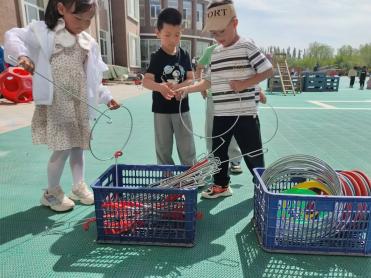 大班民间游戏专题_传承民间体育游戏活动_碱柜幼儿园民间体育游戏