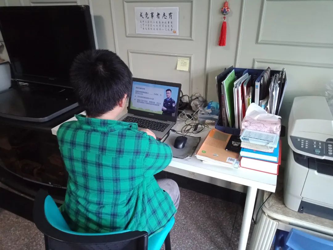 沉迷游戏伤身新闻_沉迷游戏的新闻案例素材_沉迷游戏新闻事件