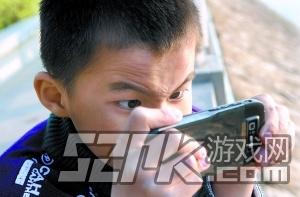 远离熊孩子 玩手游瞬间败光俩月工资