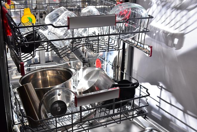 洗碗机喷臂射出的水流里，每秒钟其实有数以万计的微型真空泡在餐具表面爆炸，显著