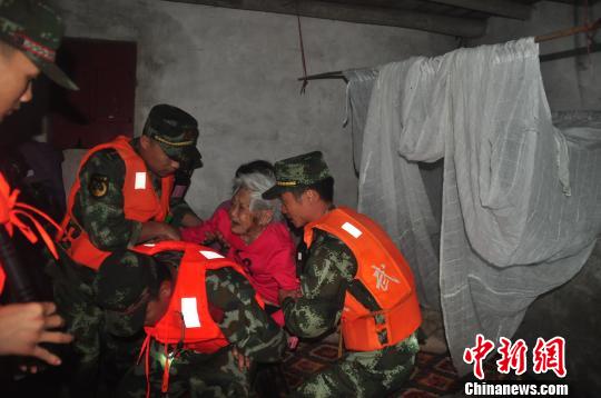 武警广东总队官兵14小时转移2000余被暴雨围困民众