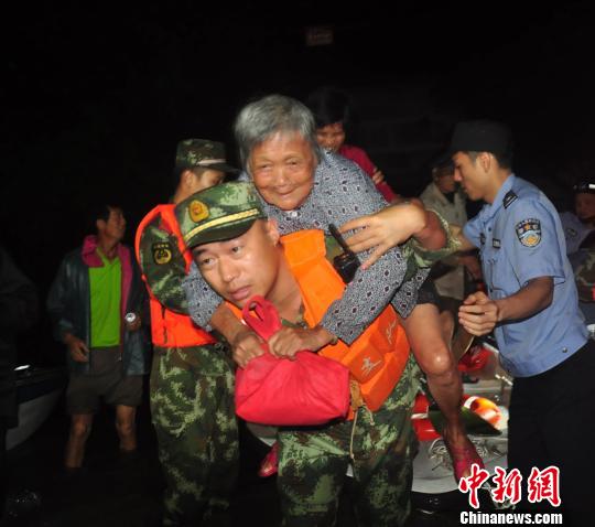 广东台山斗山暴雨转移民众_武警官兵暴雨救援_武警部队广东省总队
