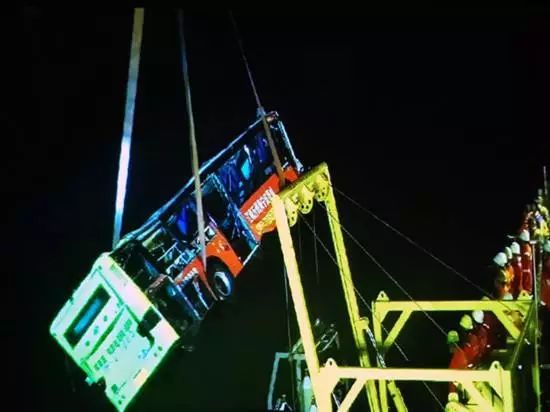 重庆公交坠江真相曝光：一个作死两个涉嫌犯罪，13名无辜陪葬！