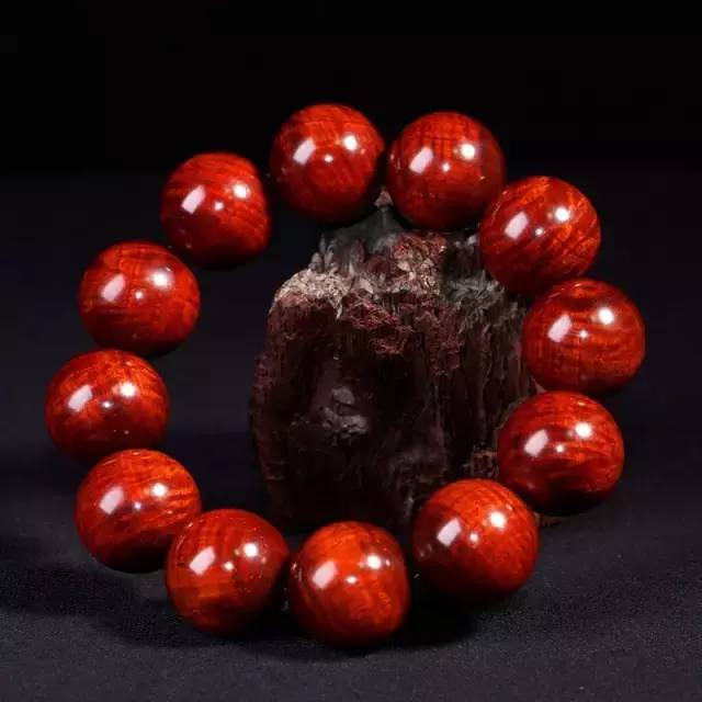 小叶紫檀手串的纹理总结