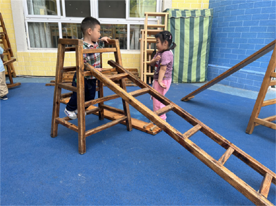 幼儿自主探究学习_幼儿园游戏专题总结_安吉梯搭建游戏