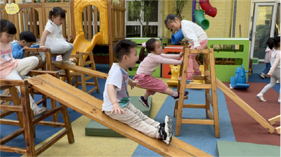 幼儿园游戏专题总结_幼儿自主探究学习_安吉梯搭建游戏