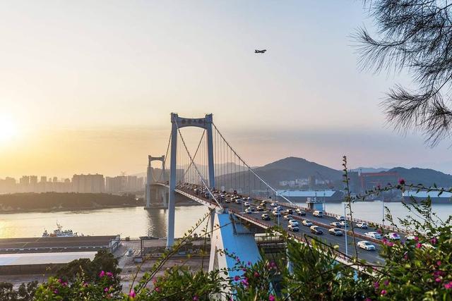 泉州兜兜公交_朱灵路昭两将对刘备无可奈何_毕竟近义词语