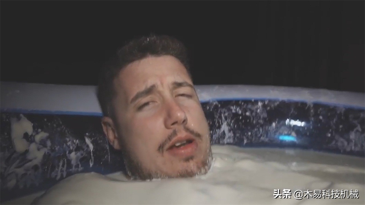 非牛顿流体生活应用_非牛顿流体泡澡一天后果_老外玉米淀粉游泳池实验