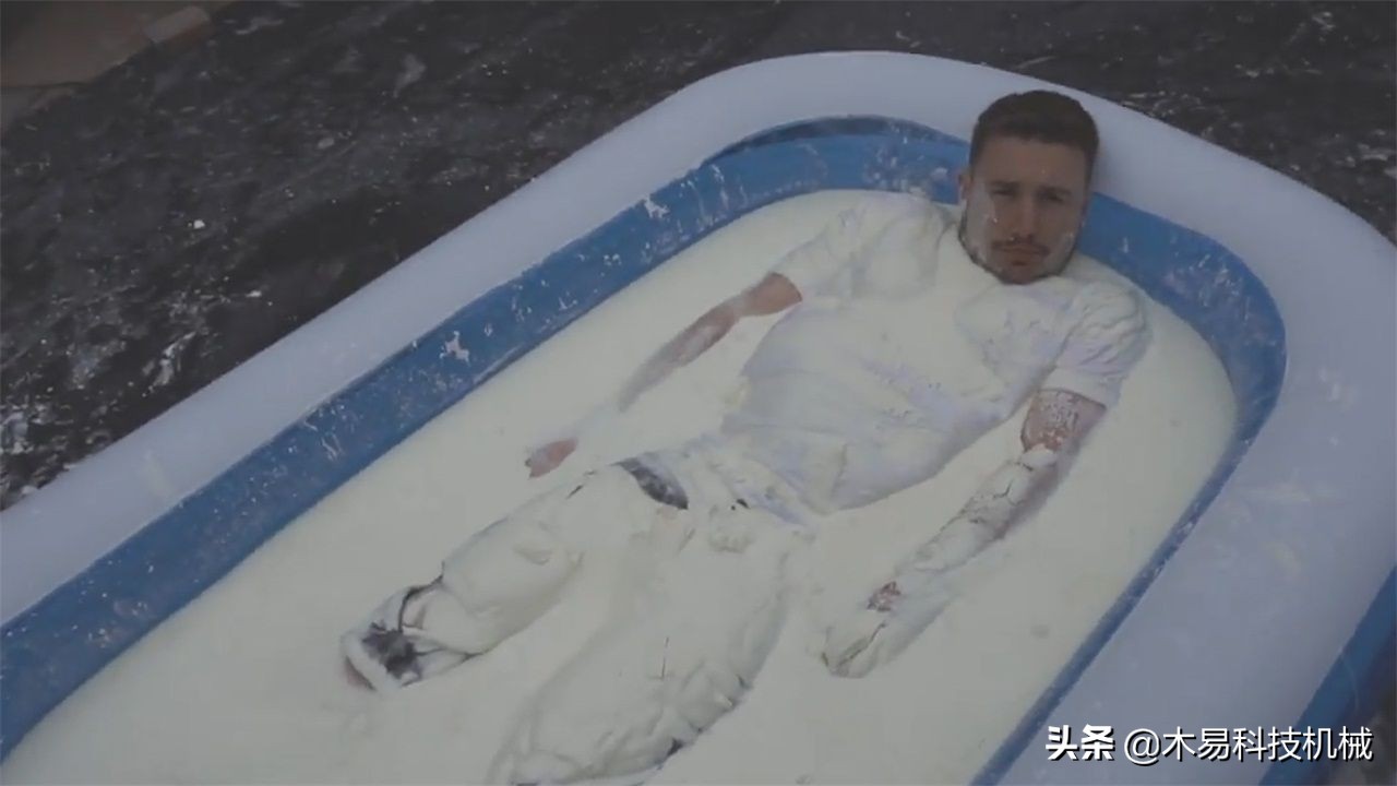 非牛顿流体泡澡一天后果_非牛顿流体生活应用_老外玉米淀粉游泳池实验