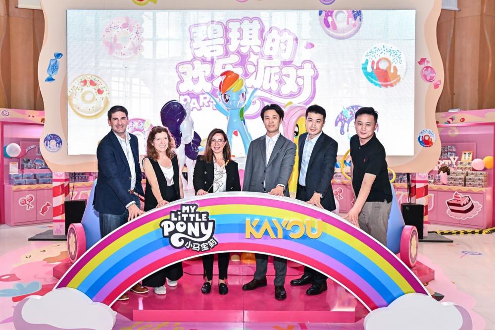 卡游 孩之宝 小马宝莉 卡牌出海新局_小马宝莉游戏专题_卡游 小马宝莉 全球授权 碧琪的派对快闪店