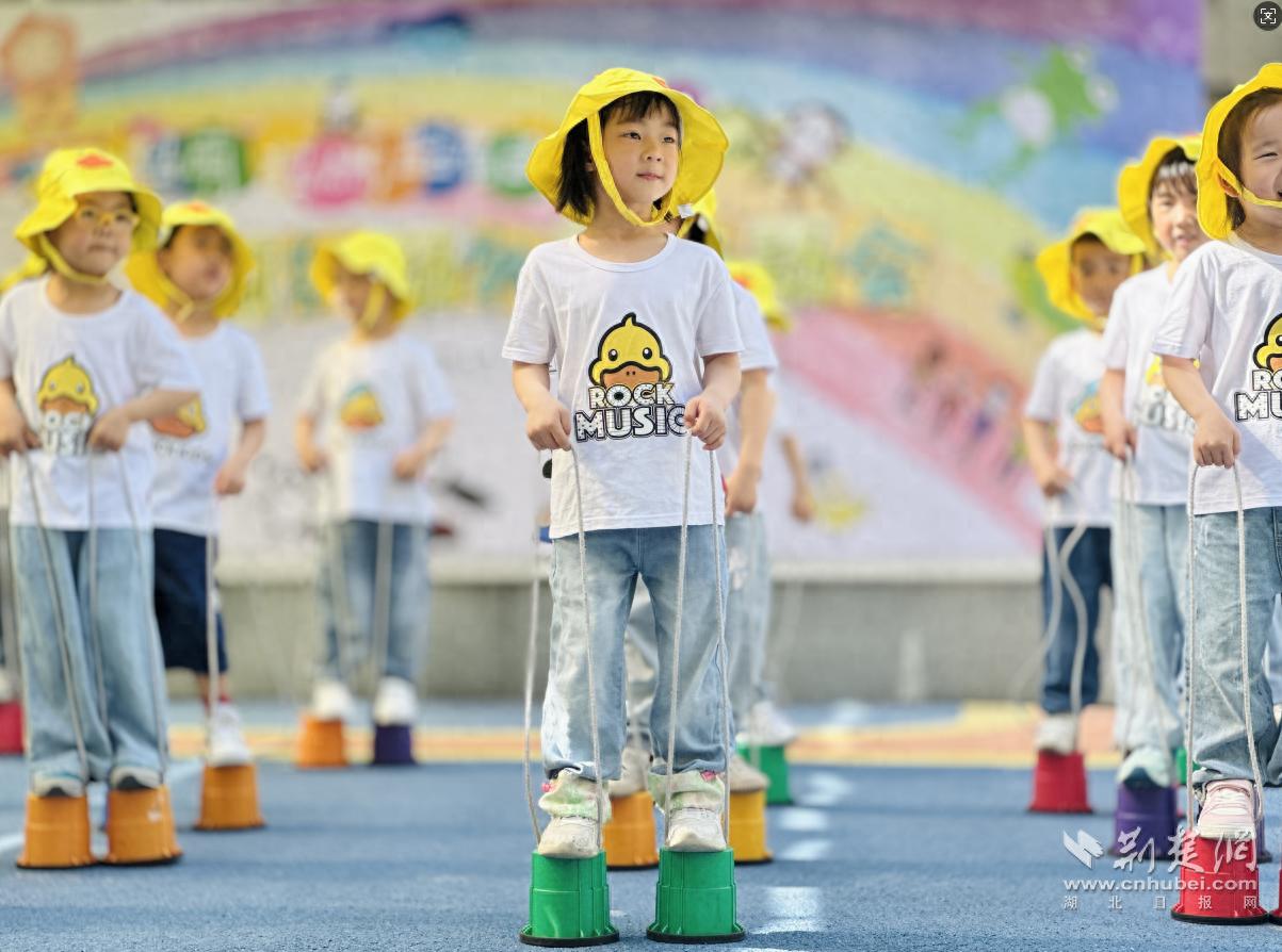 pg下载 萌娃变身“小动物”，幼儿园里上演“超燃”运动会