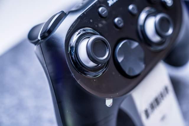 psp游戏专题_西圣GC1游戏手柄评测_PS手柄与Xbox手柄对比