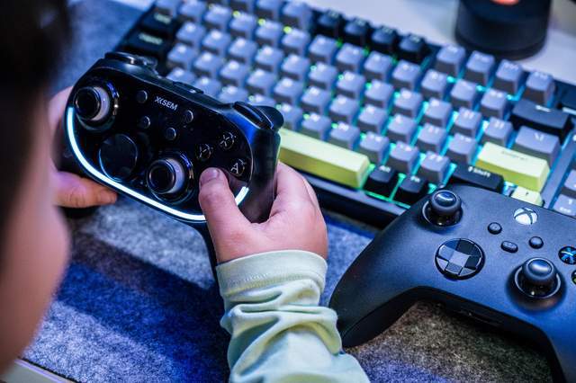 PS手柄与Xbox手柄对比_西圣GC1游戏手柄评测_psp游戏专题