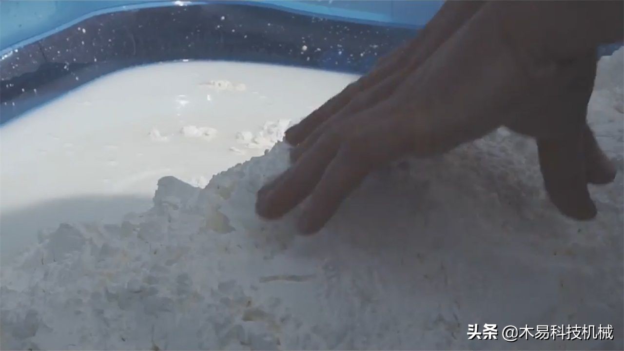 非牛顿流体 泡澡 实验过程_非牛顿流体生活应用