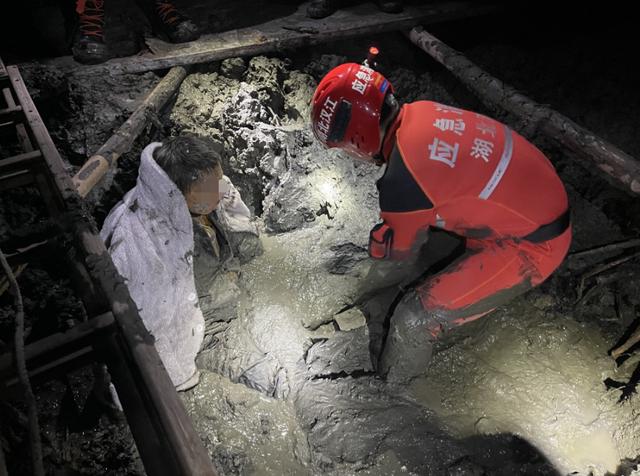 非牛顿流体特性_陷入淤泥自救方法_非牛顿流体生活应用