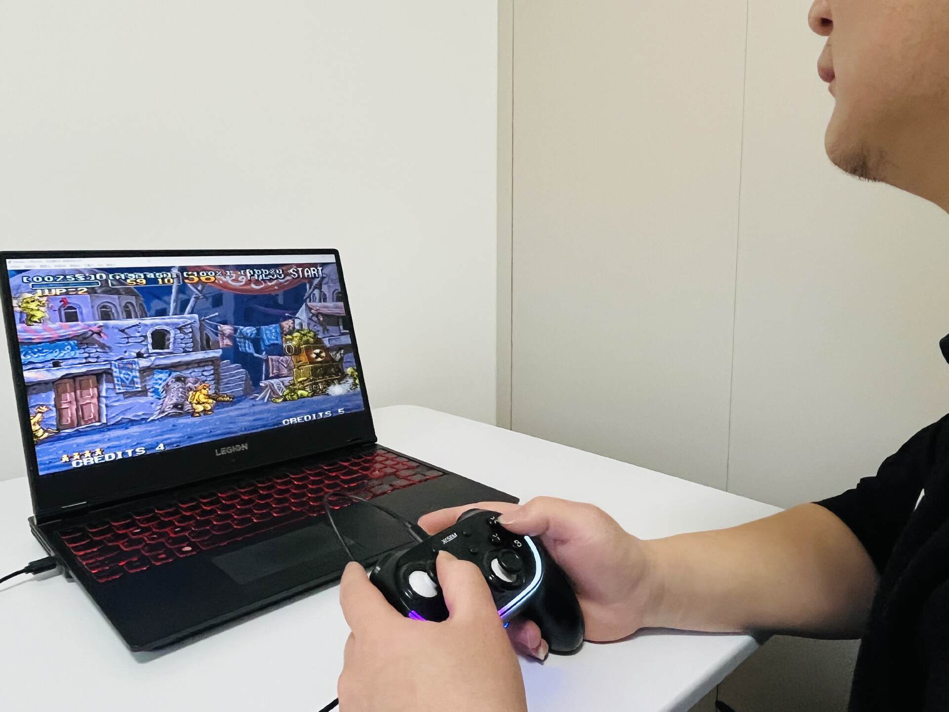 手柄玩格斗_西圣GC1游戏手柄_手柄握持舒适防滑体验