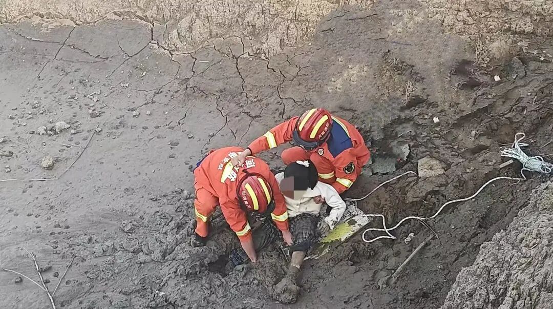 非牛顿流体特性_陷入淤泥自救方法_非牛顿流体生活应用