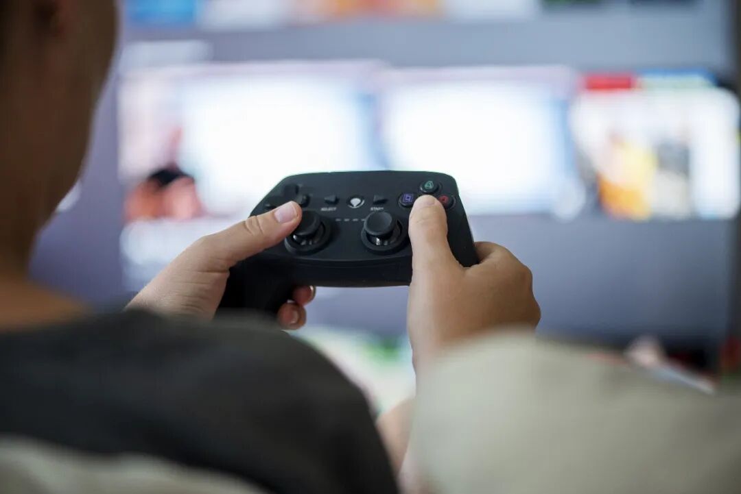 pg下载渠道 某境外出品游戏利用“看广告得道具奖励”向玩家投放“间谍招募”广告，用高薪、知识变现等话术诱导对我人员渗透策反，国安部披露细节