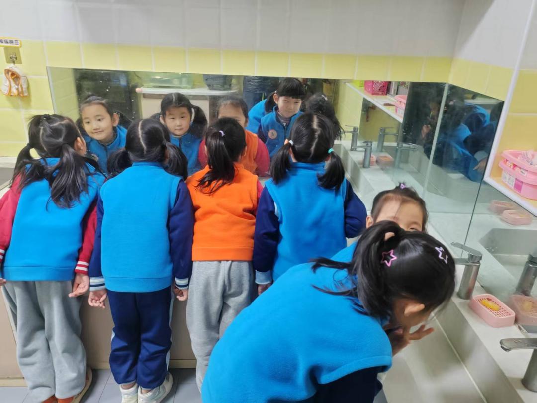 幼儿观察镜子成像规律_幼儿园游戏专题总结_幼儿园镜子科学探究活动