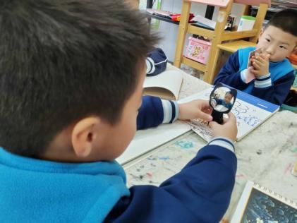 幼儿观察镜子成像规律_幼儿园镜子科学探究活动_幼儿园游戏专题总结