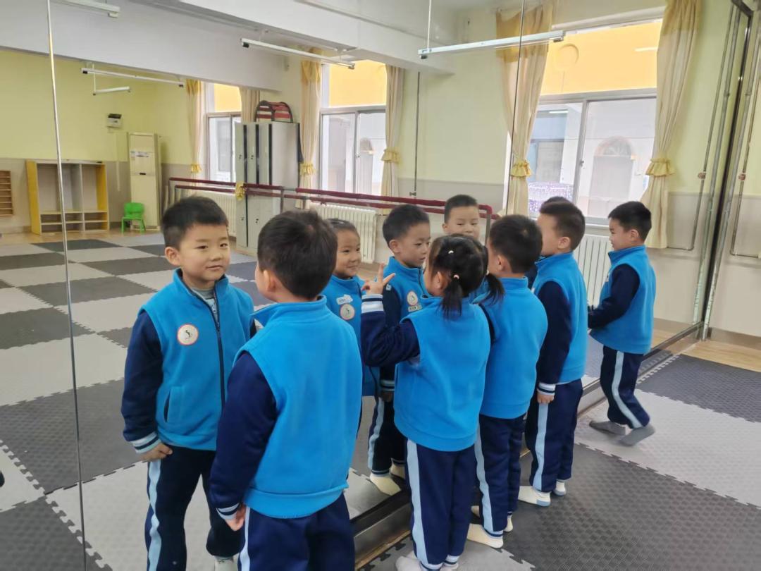 幼儿园镜子科学探究活动_幼儿园游戏专题总结_幼儿观察镜子成像规律